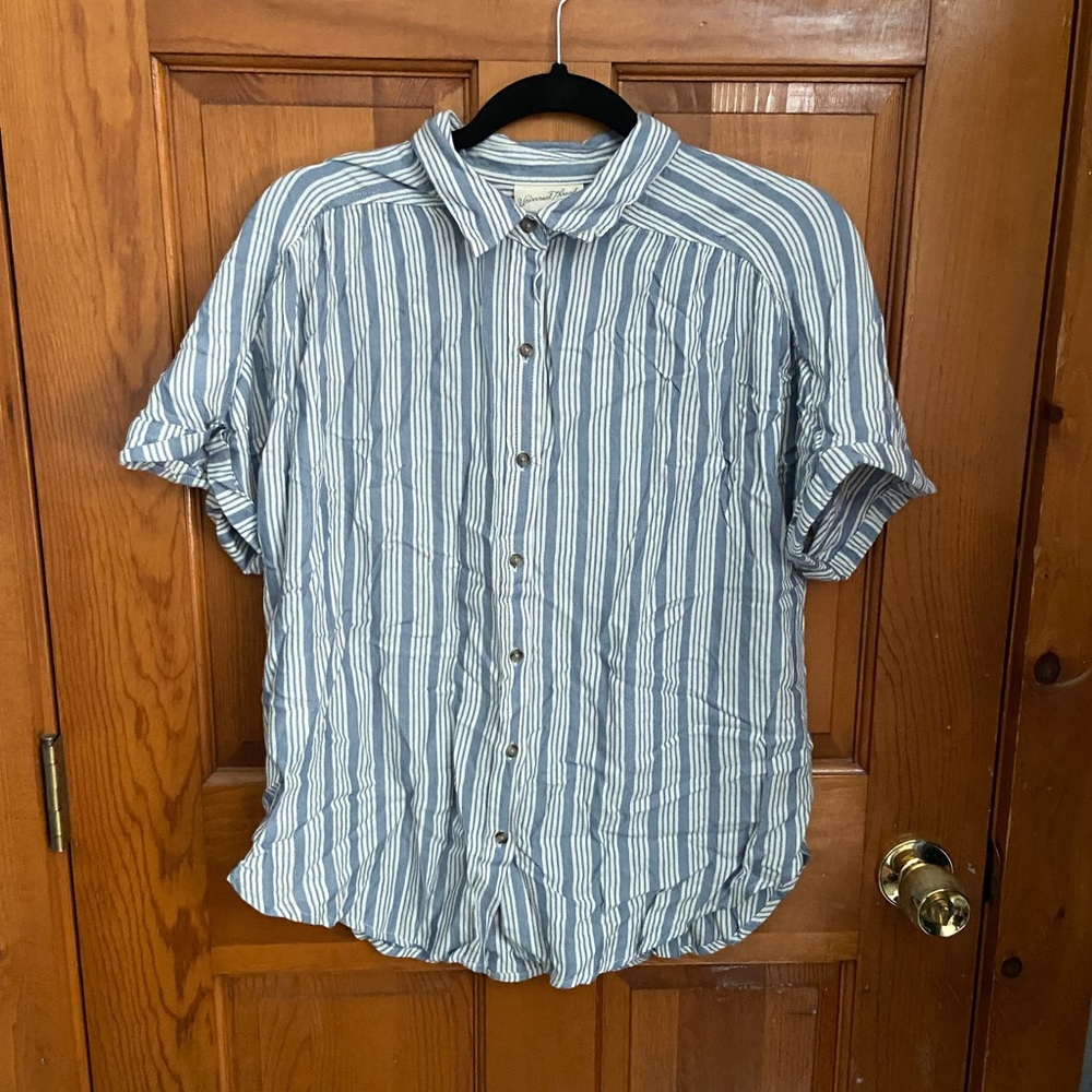 Short sleeve button up. Never worn. Size medium